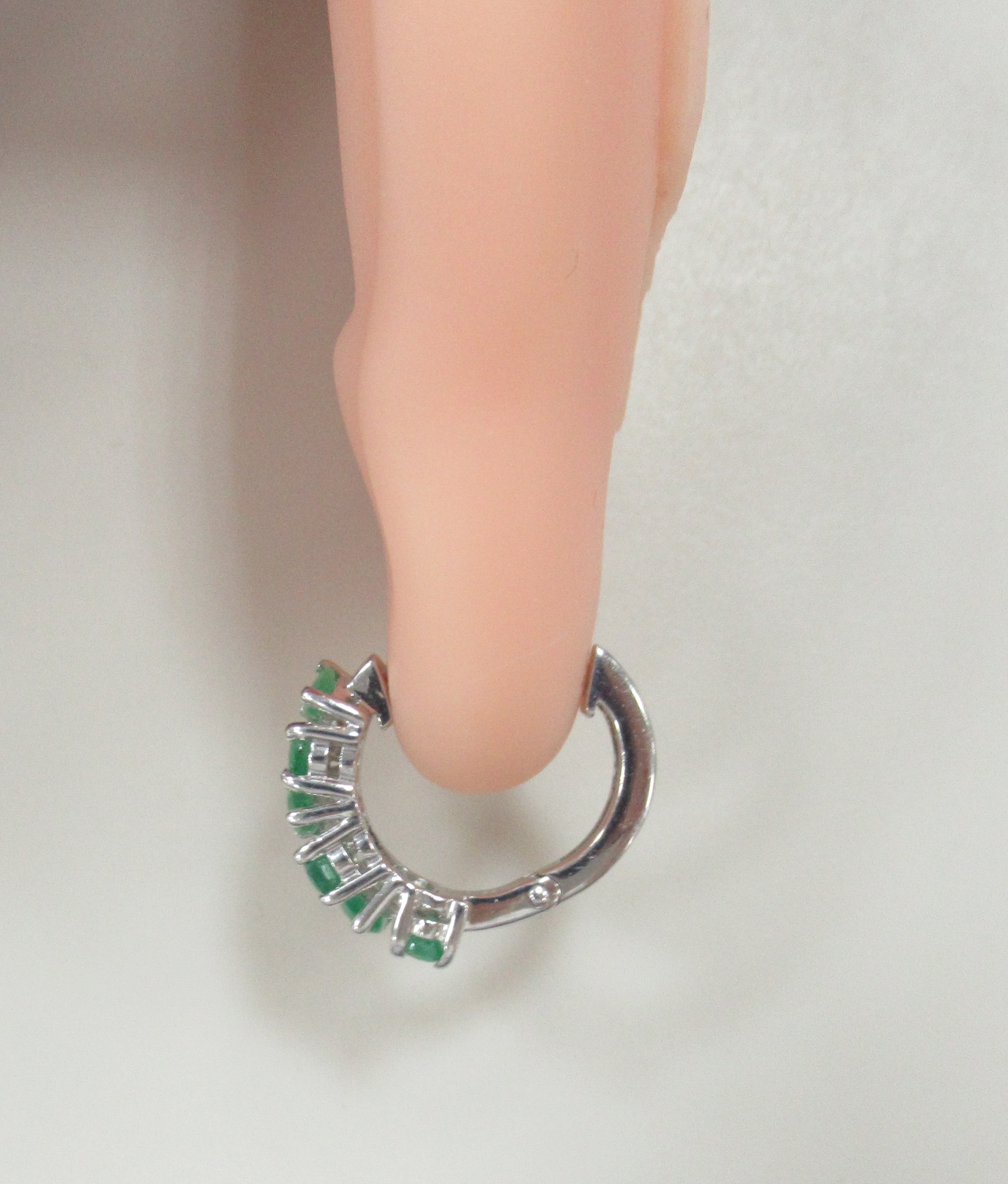 Серебряные серьги-конго с изумрудами